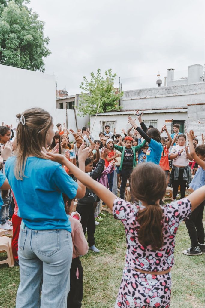 Imagen de niños cantando y jugando en Prado Kids