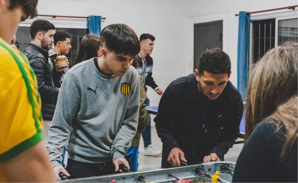 Foto de jóvenes jugando al futbolito