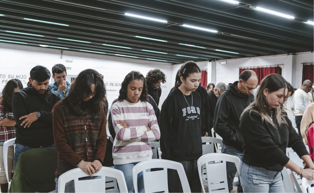 Foto de miembros de la iglesia orando