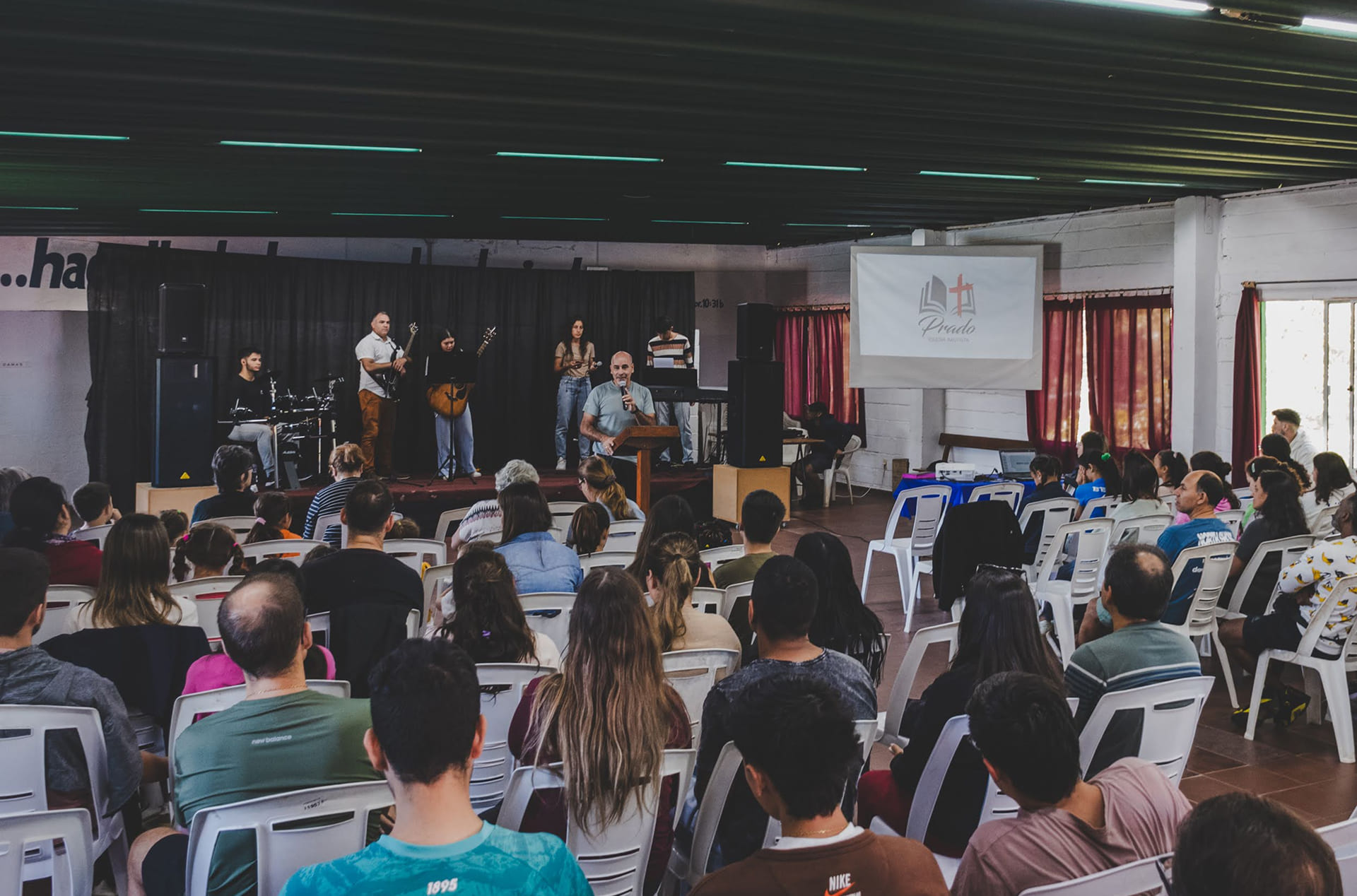 Imagen de la Iglesia en un culto en el retiro del campamento Villa Bautista, 2025