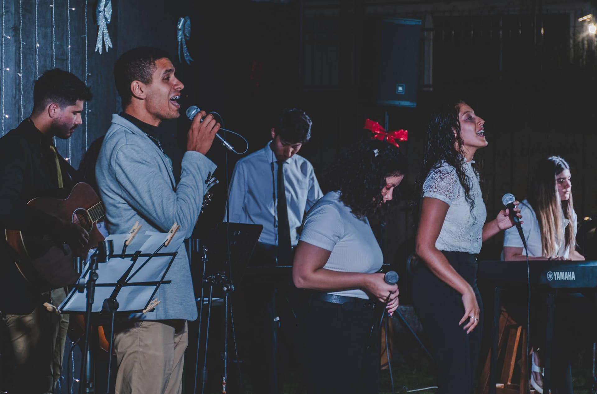 Imagen de jóvenes de la alabanza en culto de Navidad
