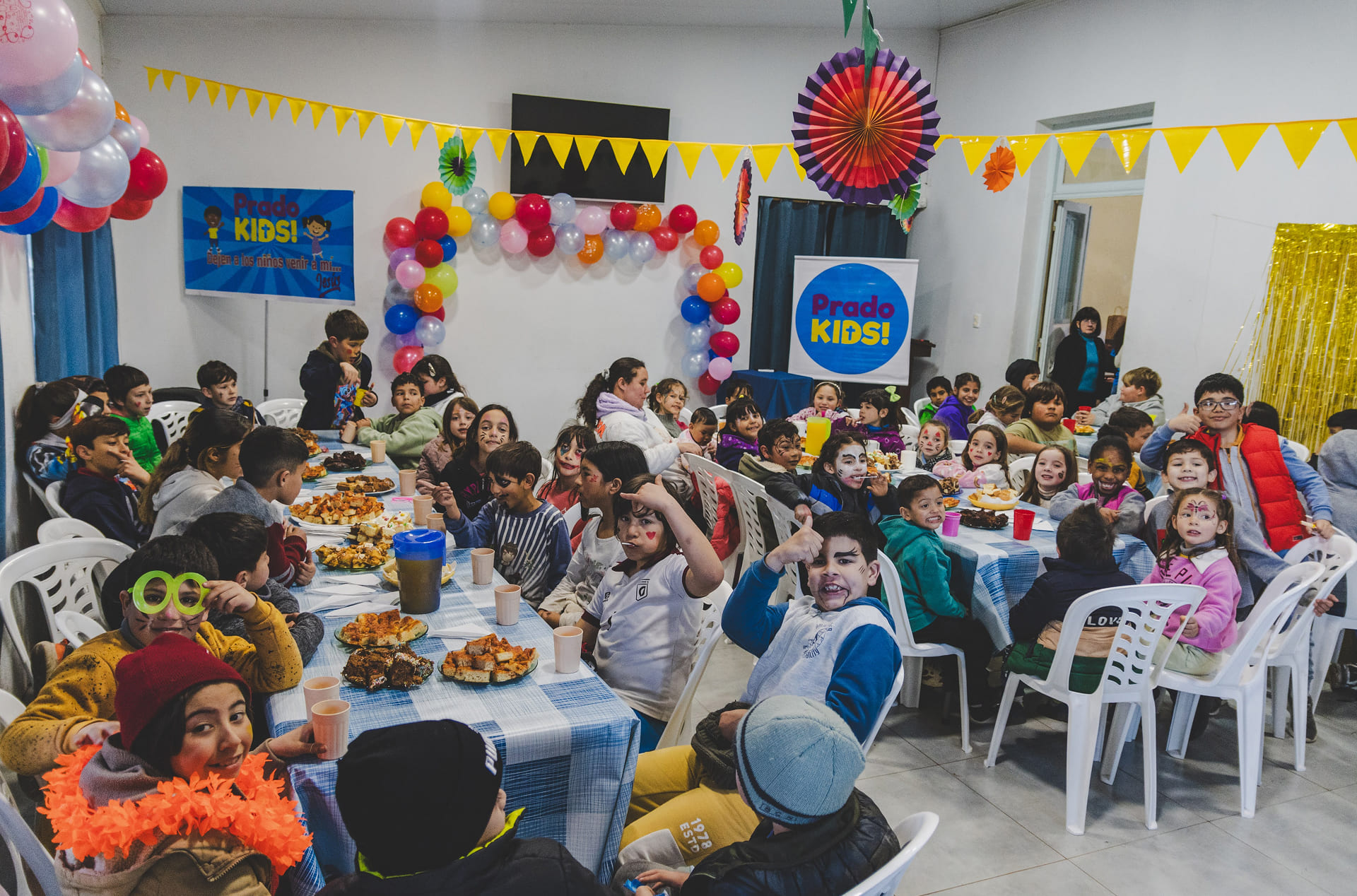 Imagen de muchos niños en la fiesta de Prado Kids por el día del niño 2024