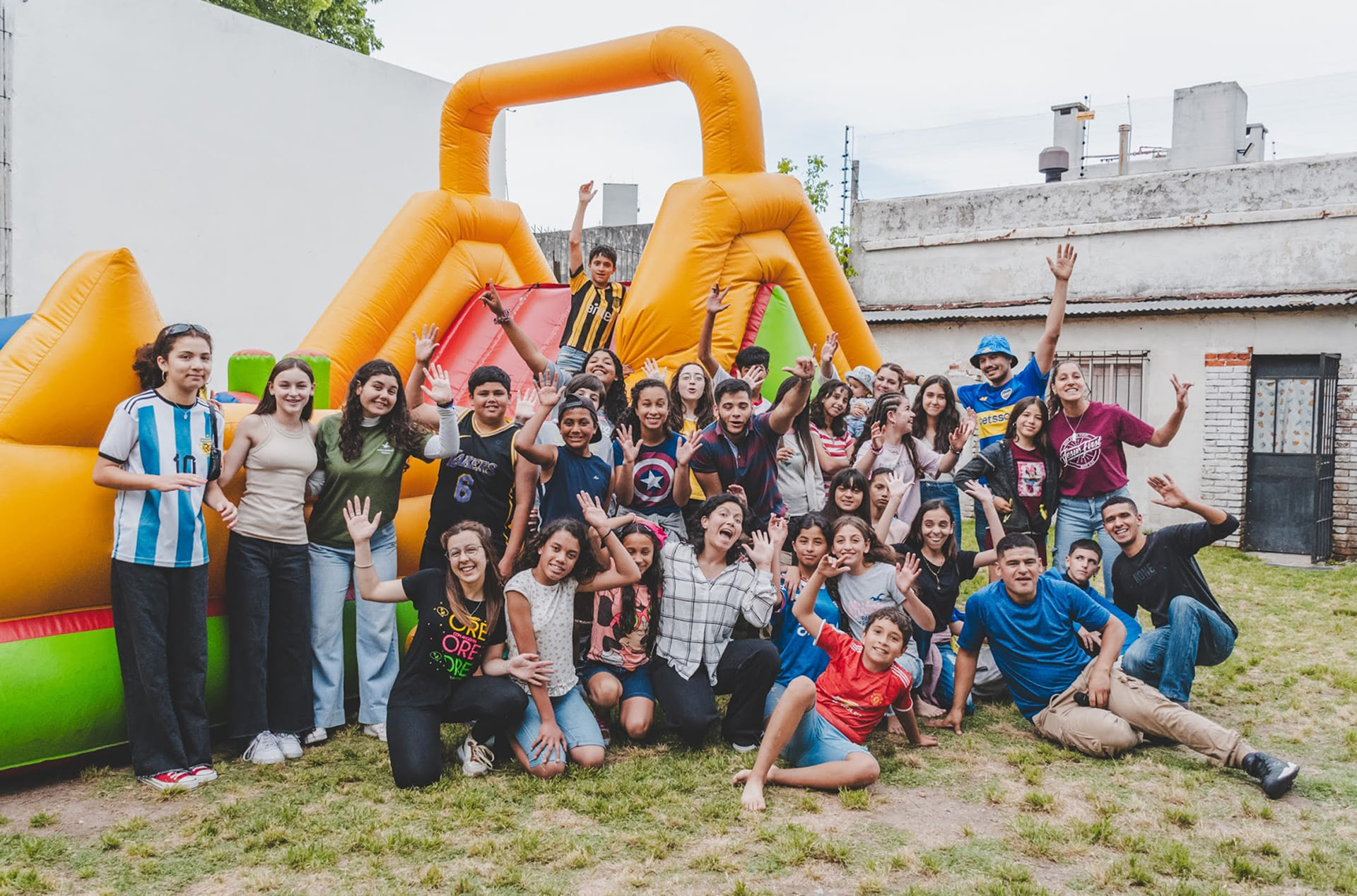 Imagen del grupo de adolescentes Prado's con sus líderes y con un castillo inflable de fondo